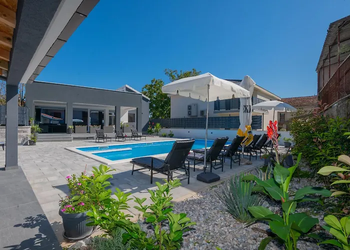 Villa Erwin With Heated Pool