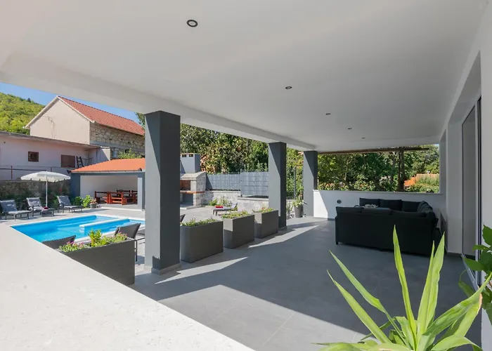 Villa Erwin With Heated Pool