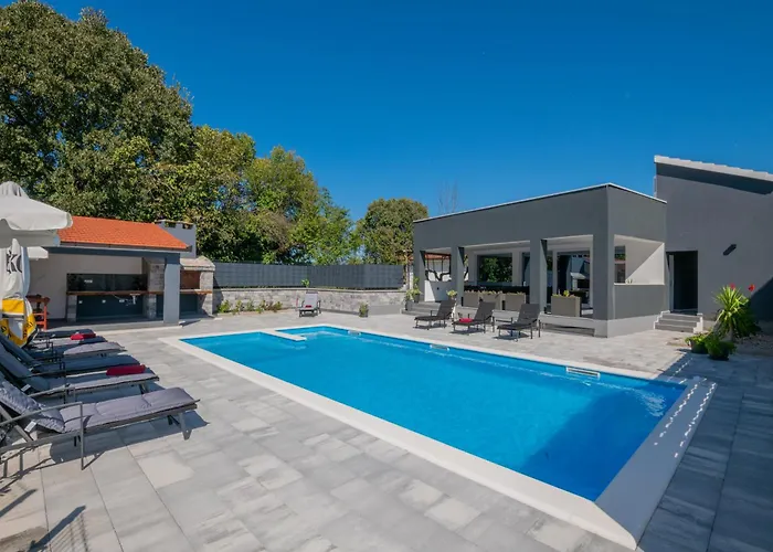 Villa Erwin With Heated Pool