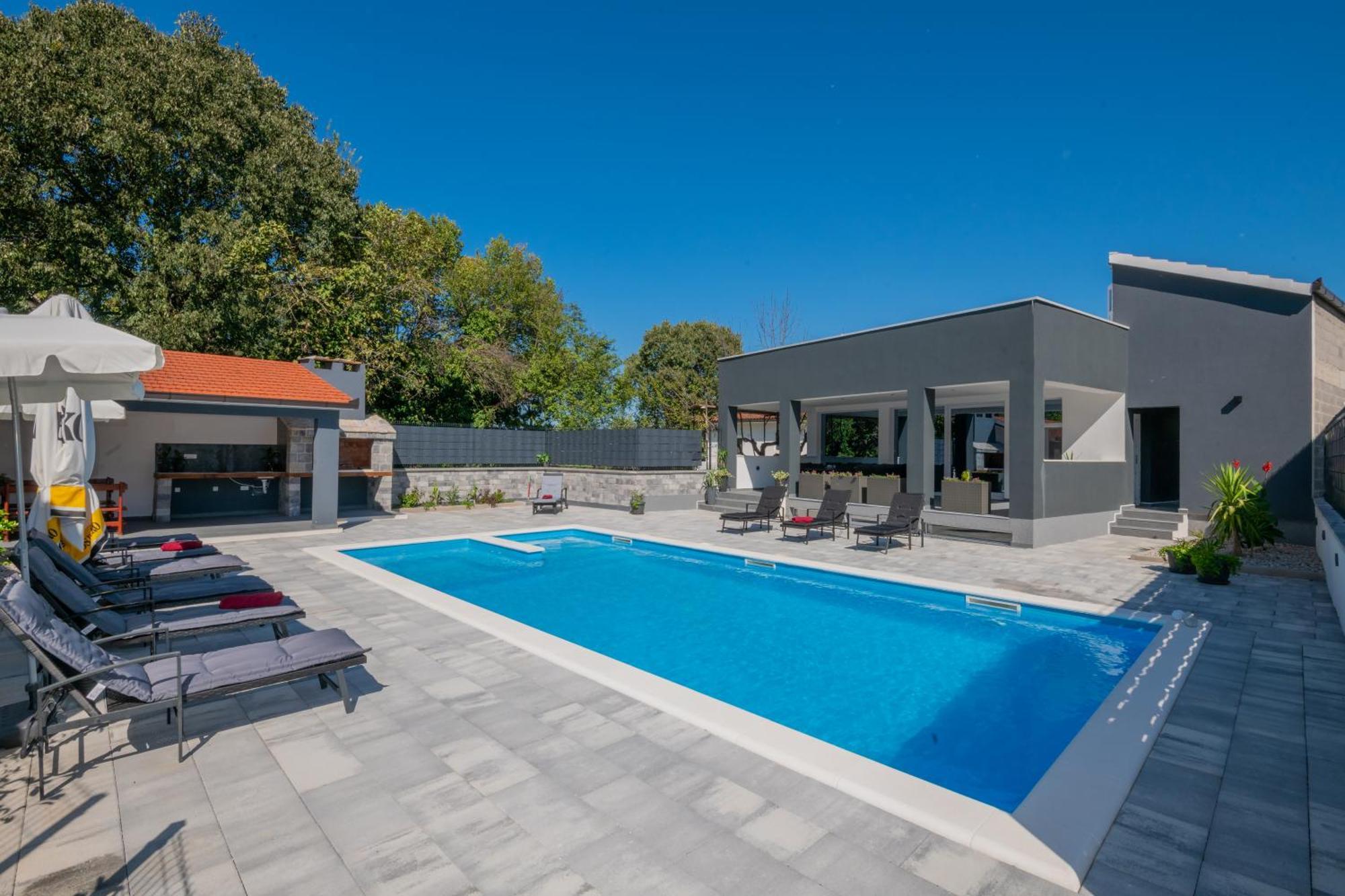 Erwin With Heated Pool Apartment
