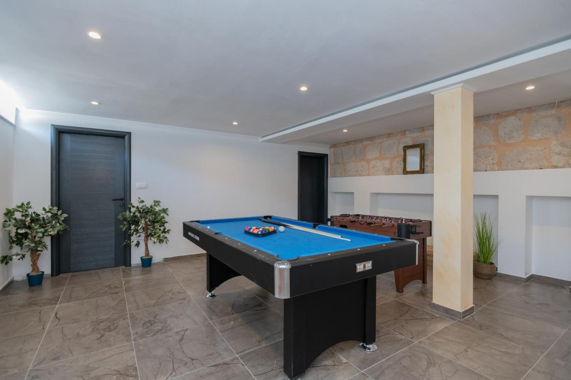 Erwin With Heated Pool Apartment
