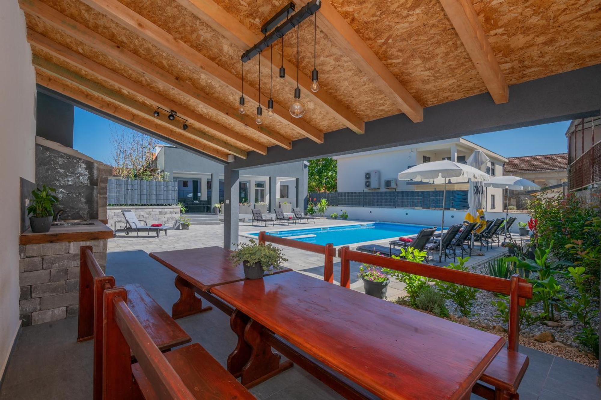 Erwin With Heated Pool Apartment Imotski