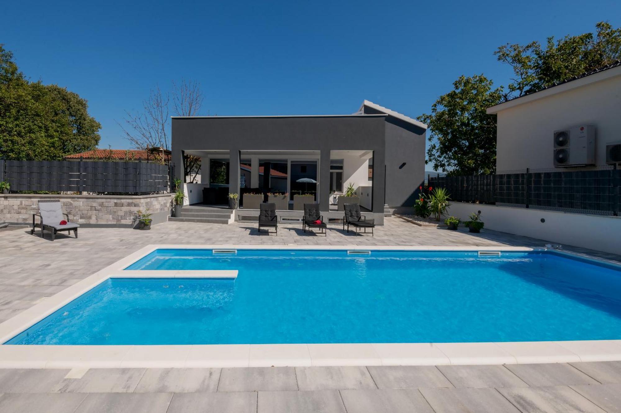 Erwin With Heated Pool Imotski